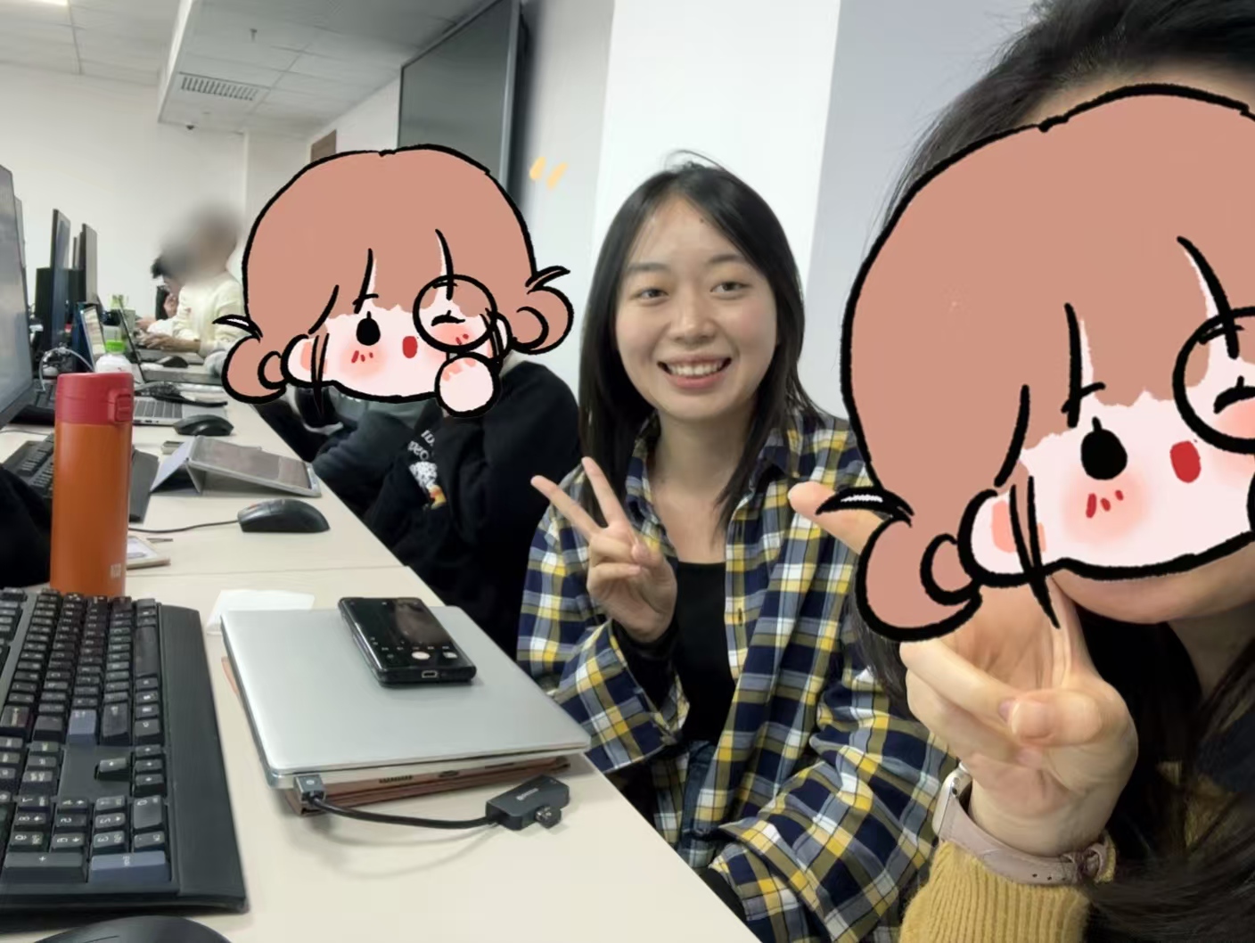 赵霖琳与山东大学同学在机房合影，其他人物面部已遮挡