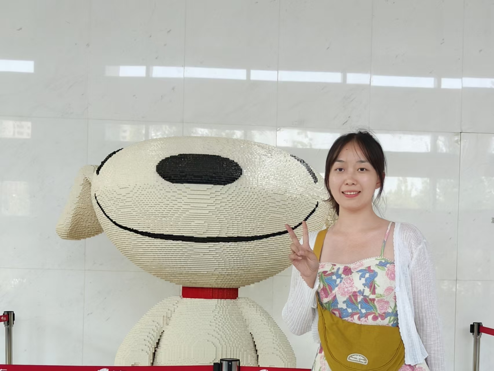 赵霖琳与京东吉祥物雕塑合影